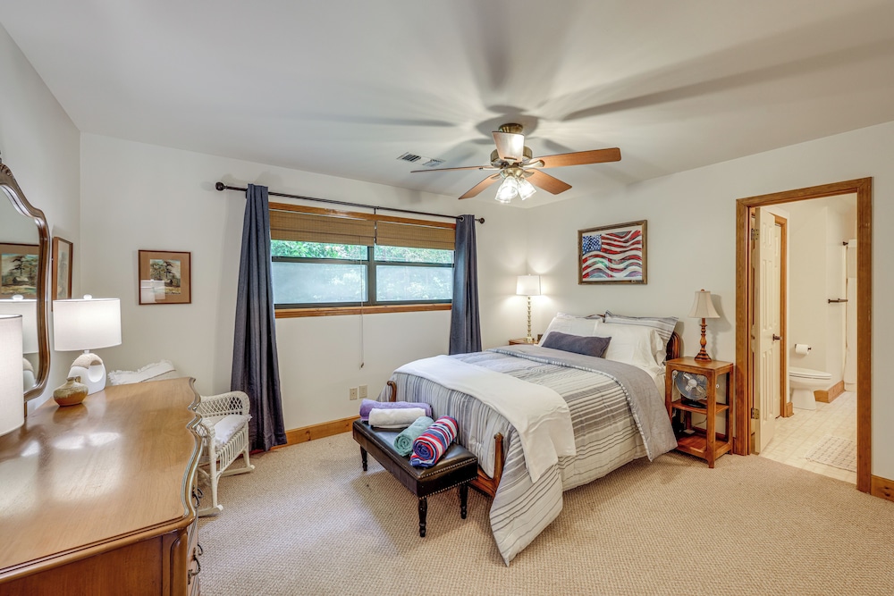 Waterfront Gem on Lake Martin w/ Kayaks & Dock!