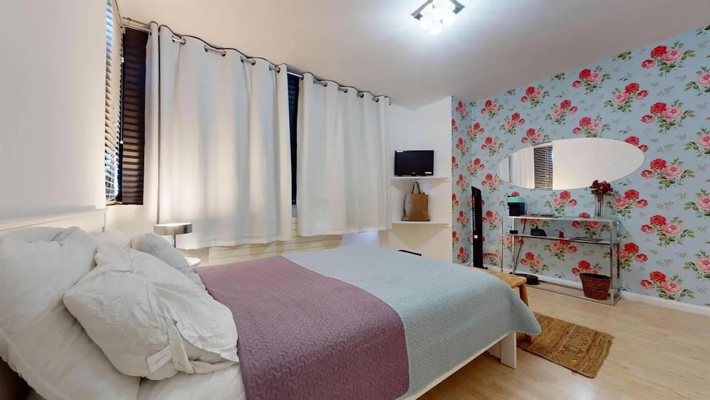 London Chic Apartment Retreat