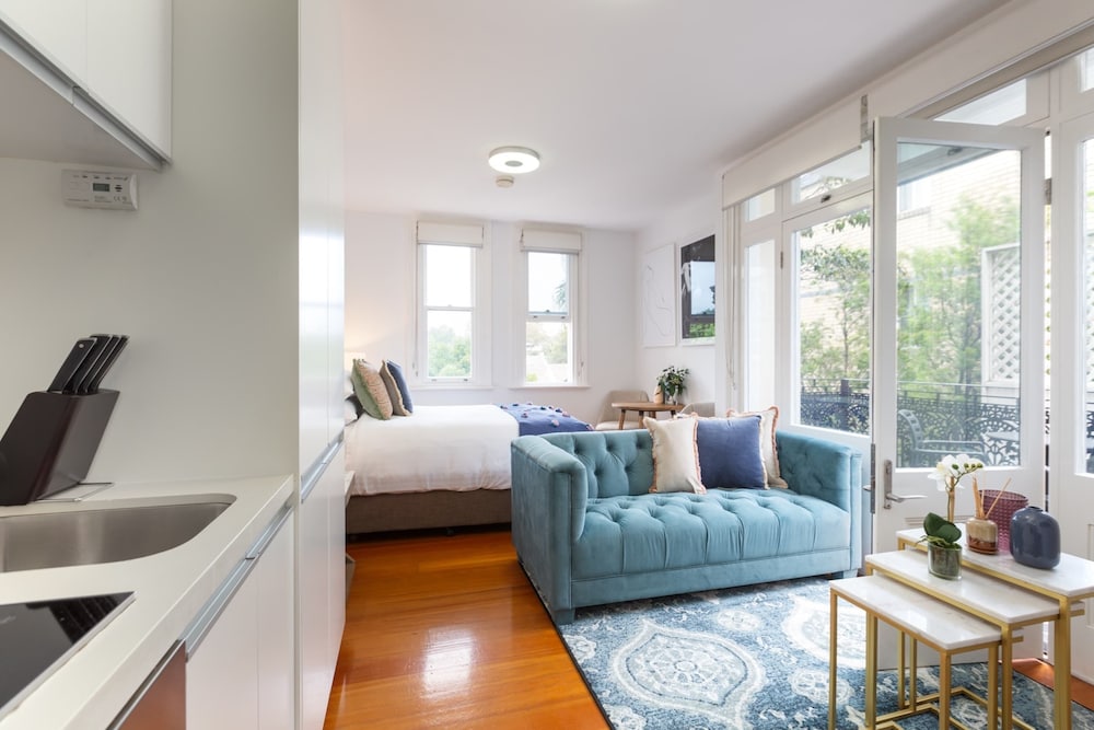 Intimate Studio Apartment With Balcony in Glebe