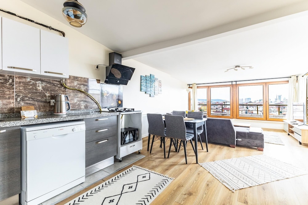 City View Flat w Terrace 10 min to Buyaka Mall