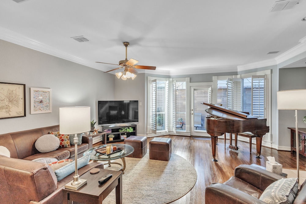 Spacious Urban Uptown Retreat 3 Bedroom Townhouse