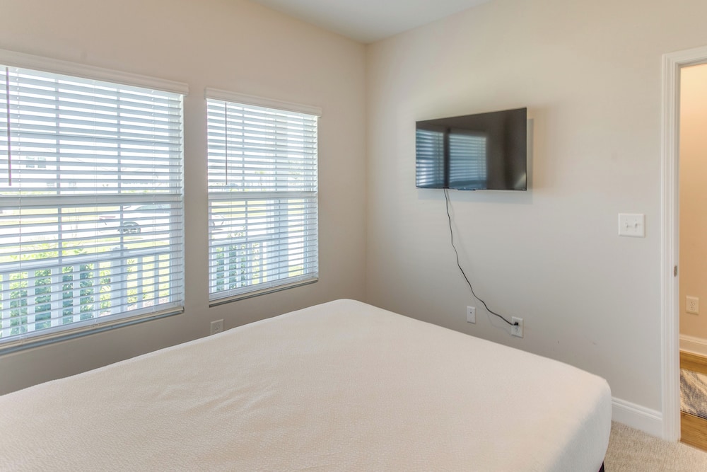 4 Mi to Beaches: Sleek Retreat in Ocean Isle Beach