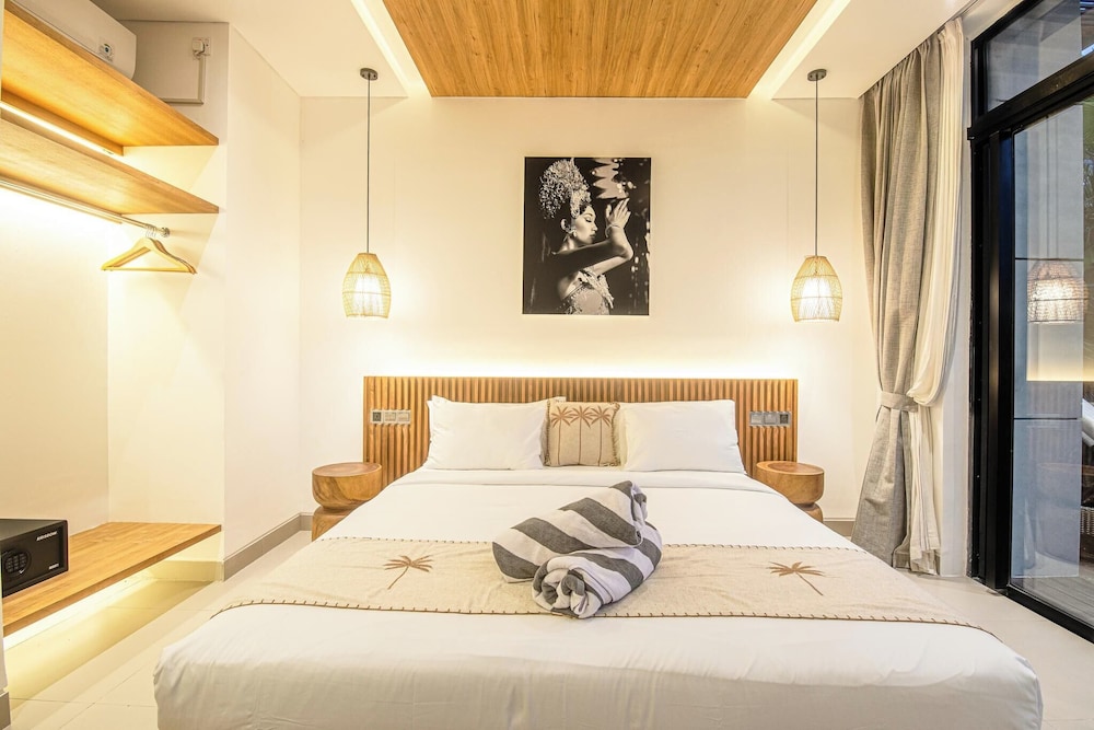 Luxury 5BR Retreat, 400m From Café Del Mar Shore