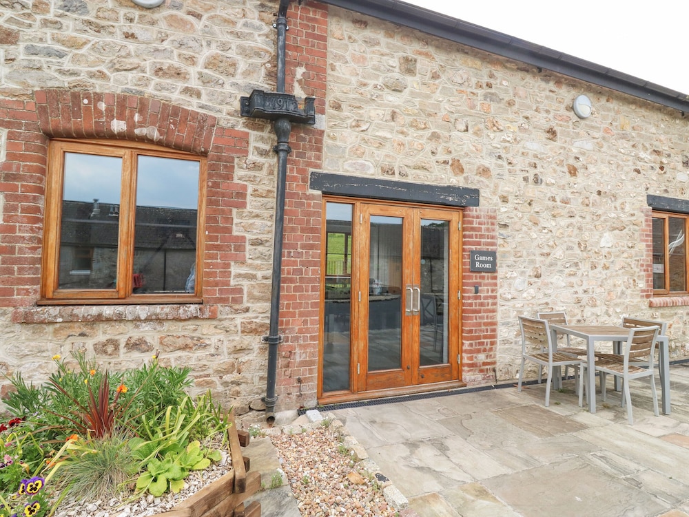 Harcombe House Bungalow 1