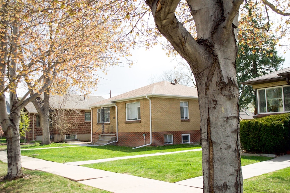 Storybook Flat Cozy 2BR Near Wash Park DU