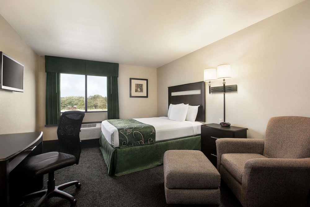 Travelodge by Wyndham Livonia