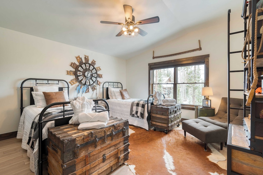 Winterhaven Estate by Avantstay Sleeps 19 Guests Mountain Compound w/ Views, Firepit, Hot Tub