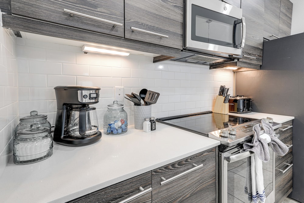 Near Disney & Legoland: Spacious Poolside Oasis!