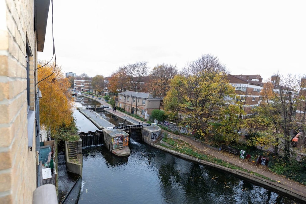 Lovely 1 Bedroom Flat Overlooking Canal in Hackney