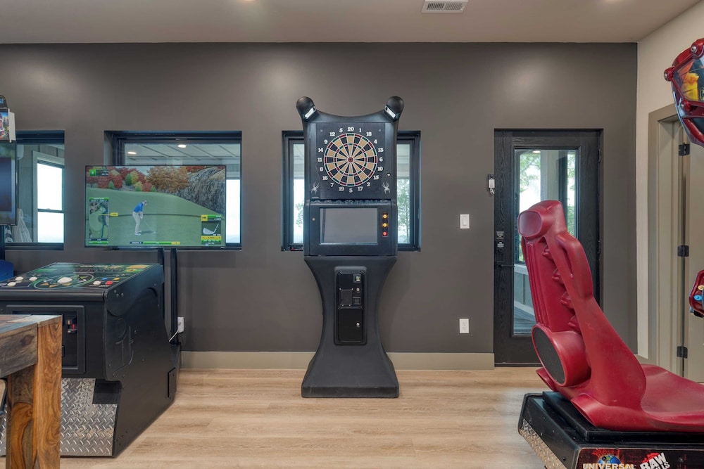 Luxury Group Retreat w/ Indoor Pool, Arcade & 56-mile Views Grand Vista Retreat