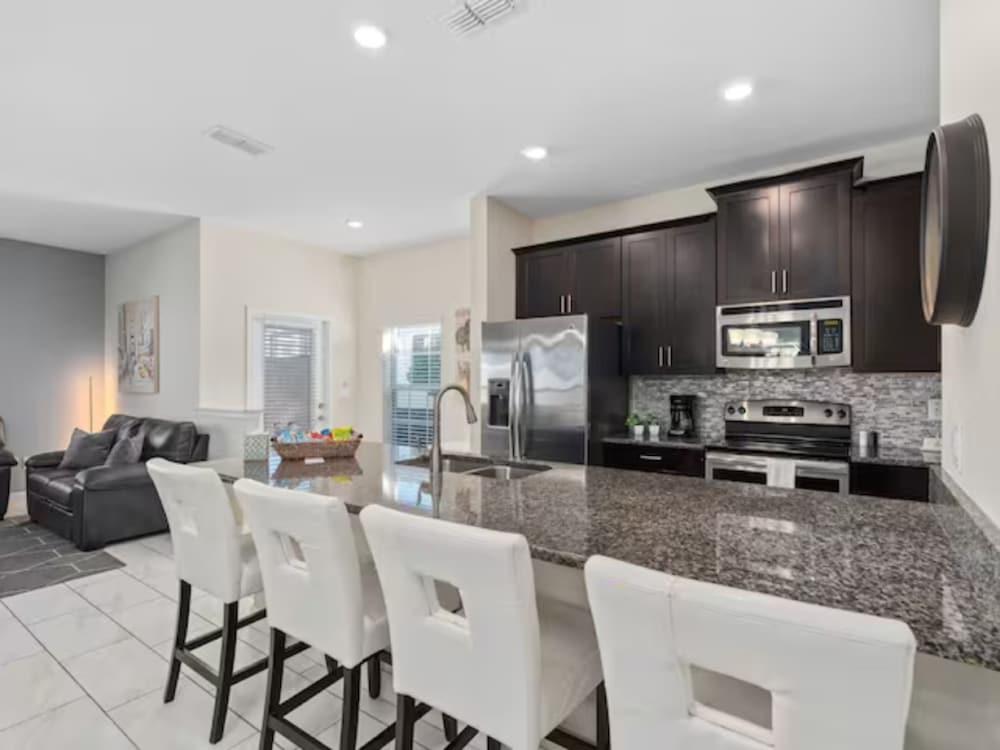 Free Amenities Spacious Home King Beds