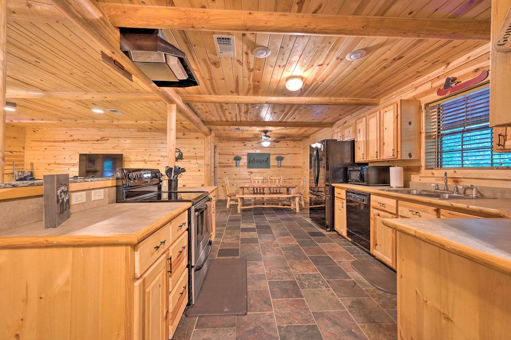 Broken Bow Retreat on 2 Acres w/ Hot Tub & Deck! view 2