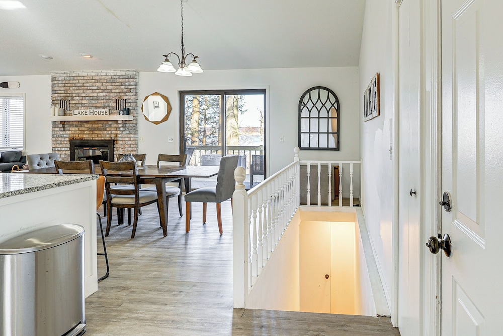 Lake View & Deck: Group Getaway in Whitehall!