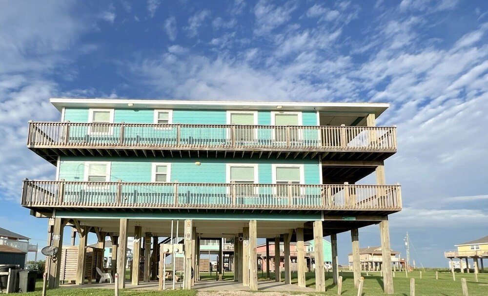 Abby Sands Castle 2 Bedroom Home by RedAwning