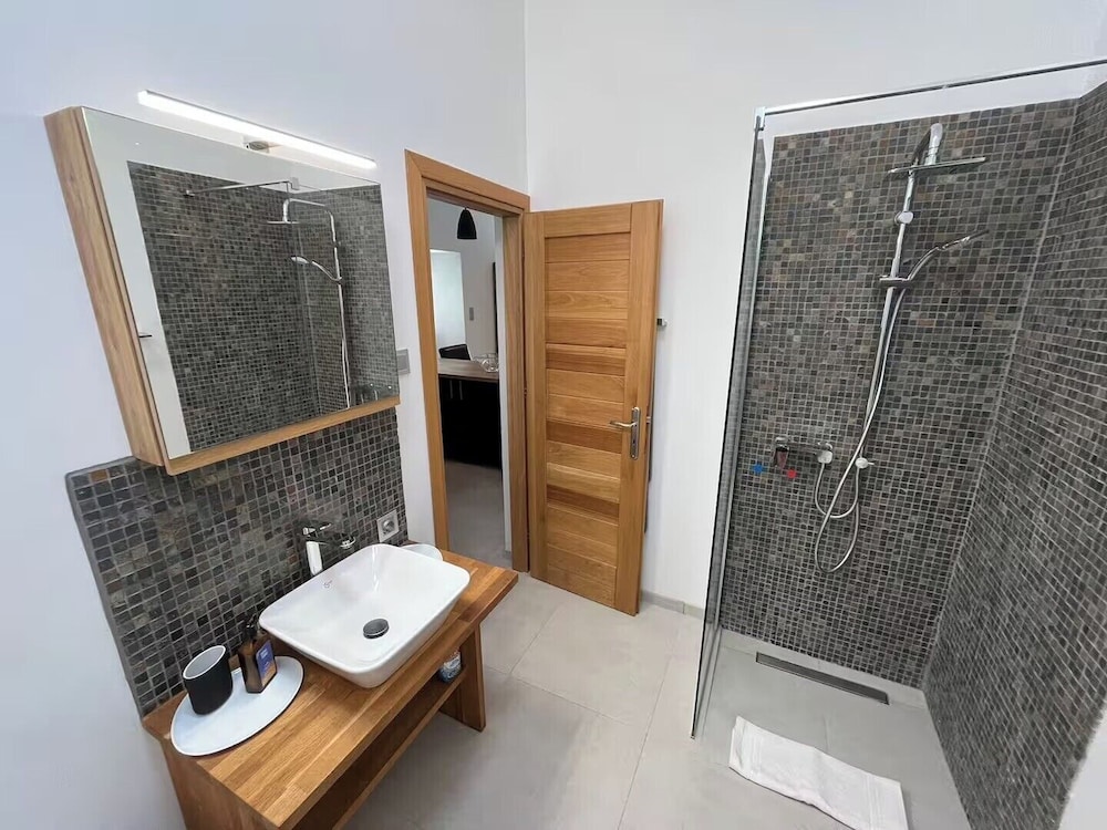 The White House Evgrious, Sleeps 4, Close to Beach