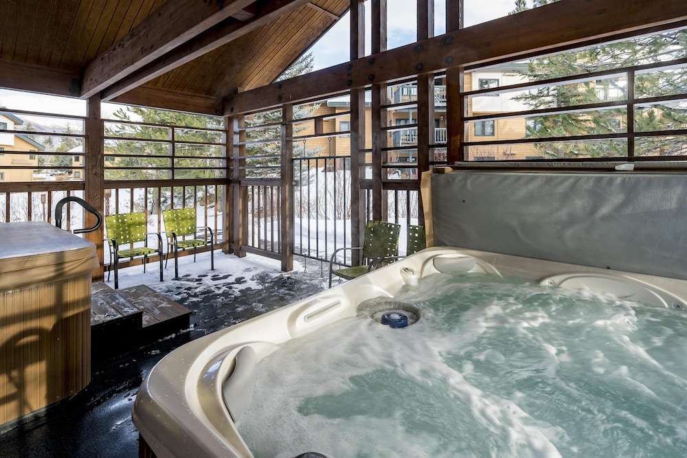 Corner Unitground Floor + Hot Tubspatio W/D in Unit