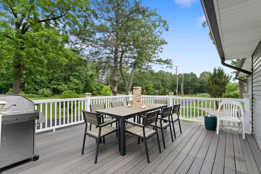 Charming Poconos Retreat w spa Fire pit Deck