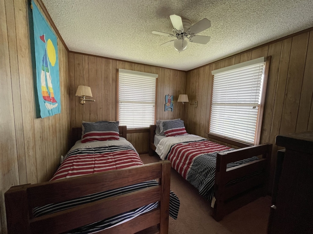 Southern Star 5 Bedroom Cottage by RedAwning view 2