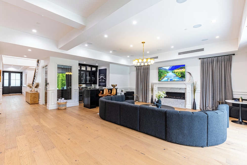 Otis Ave - Modern Farmhouse Retreat w/ Pool, Spa & Luxe Interiors