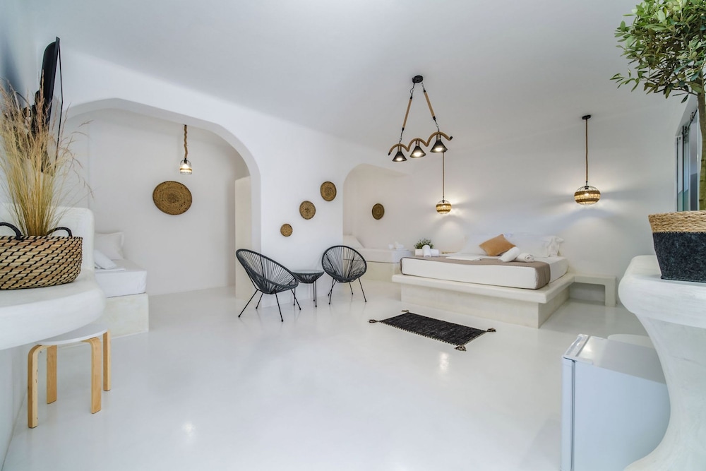 Amethyst Luxury Suites - Oia Family Suite