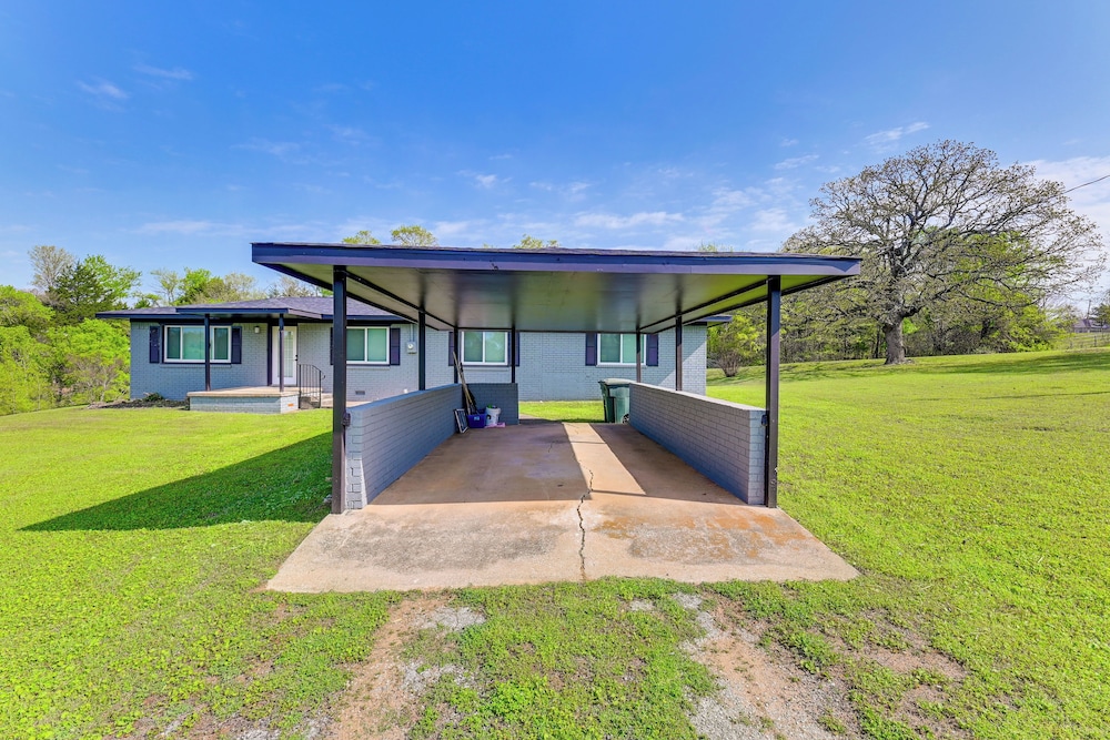 5 Mi to Lake Texoma: Wooded Retreat on 3 Acres!