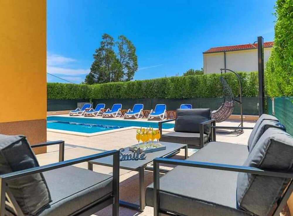 Kastel Luksic Scenic Villa With Pool