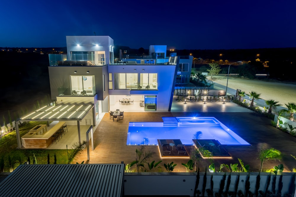 Hotel Cove Seaview Villas - Image 1