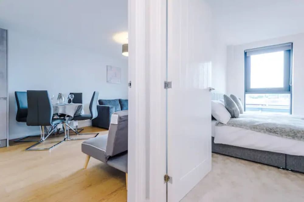 ✰Spacious & Modern 2 Bed Apt, 5 Mins from Leeds! view 2