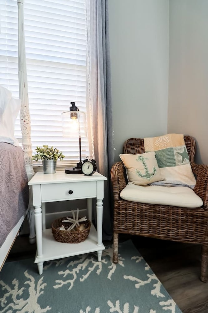 Vibrant Bungalow 2 Minutes to the Beach