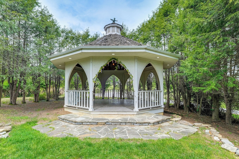 9-acre New River Retreat Near Radford University