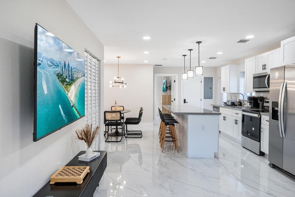 Luxurious 4BR Miami Home With Large Patio & Outdoor Space!