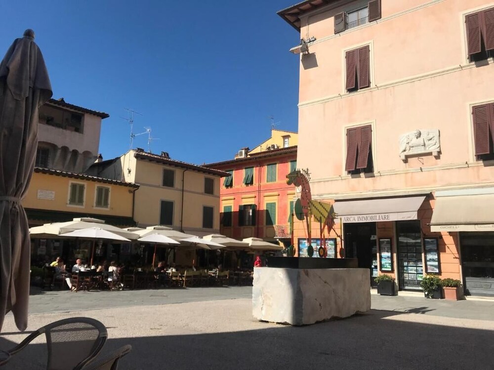 Loft Angela, Delizioso Bilocale con Soppalco, Centralissimo a Pietrasanta view 2