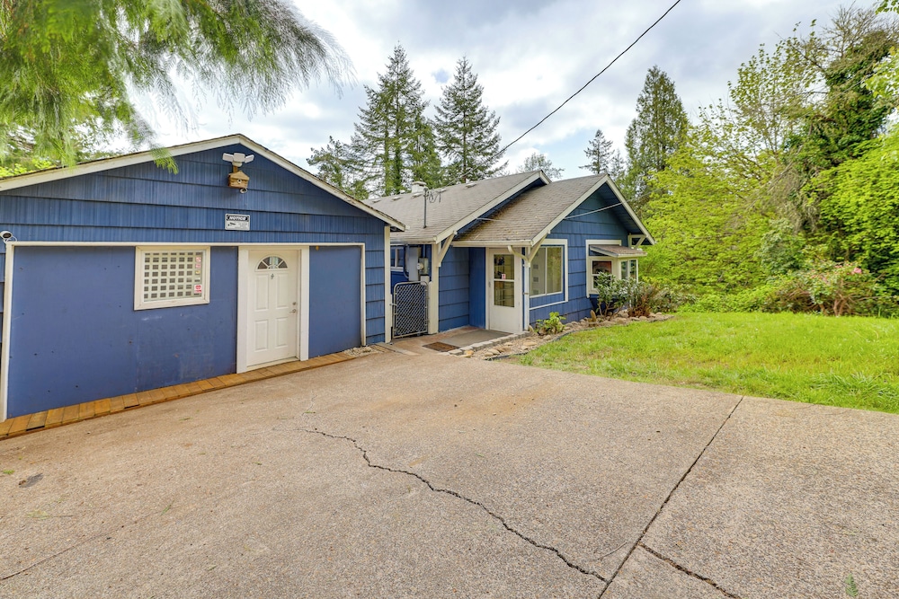 10 Mi to South Beach & Newport: Home w/ Deck!