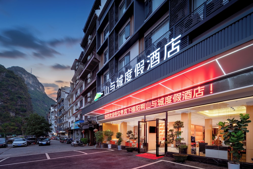 Yangshuo Mountain and City Resort