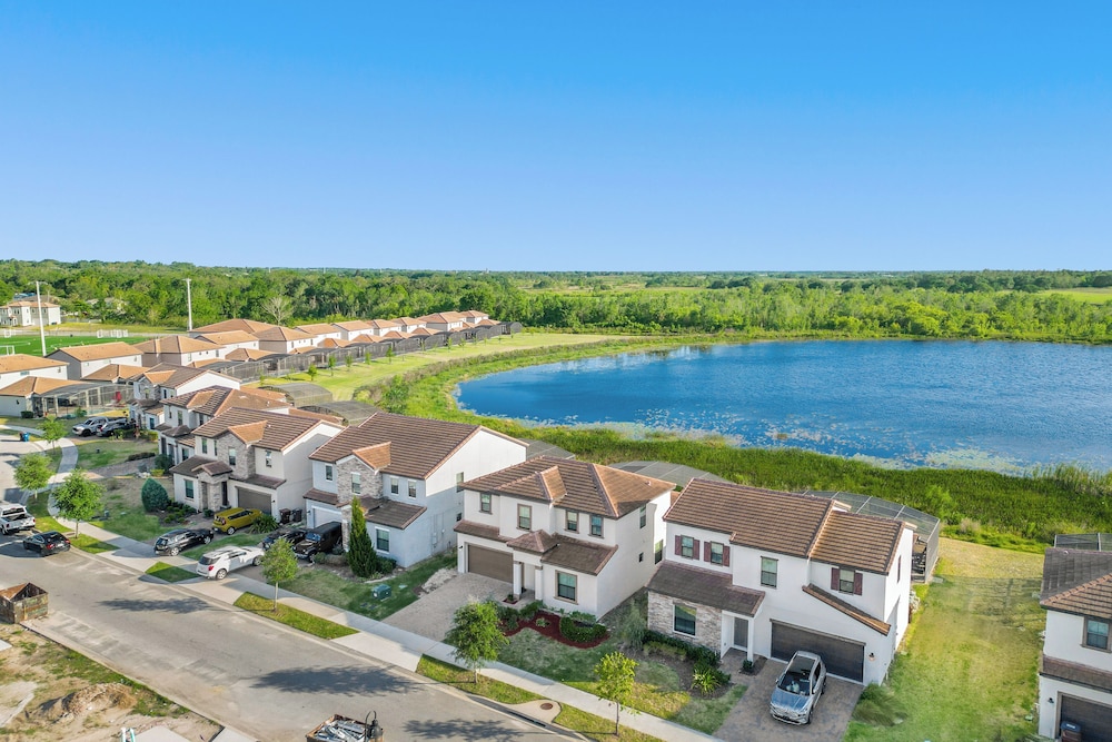 Near Disney & Legoland: Spacious Poolside Oasis!