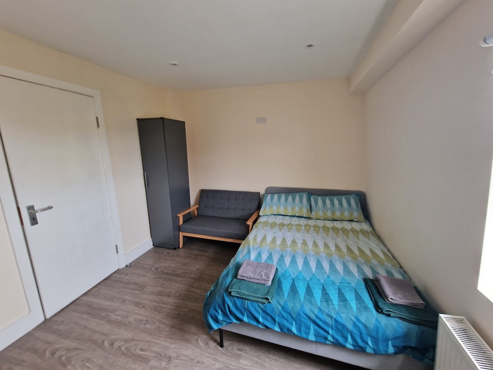 Impeccable 1-bed Apartment in London view 5