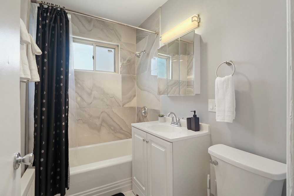 Cozy 2BR Apt Near Parks - Kimball A2