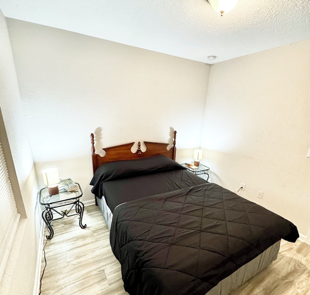 3 Bed Home 5 Mins to JAX Airport & Zoo