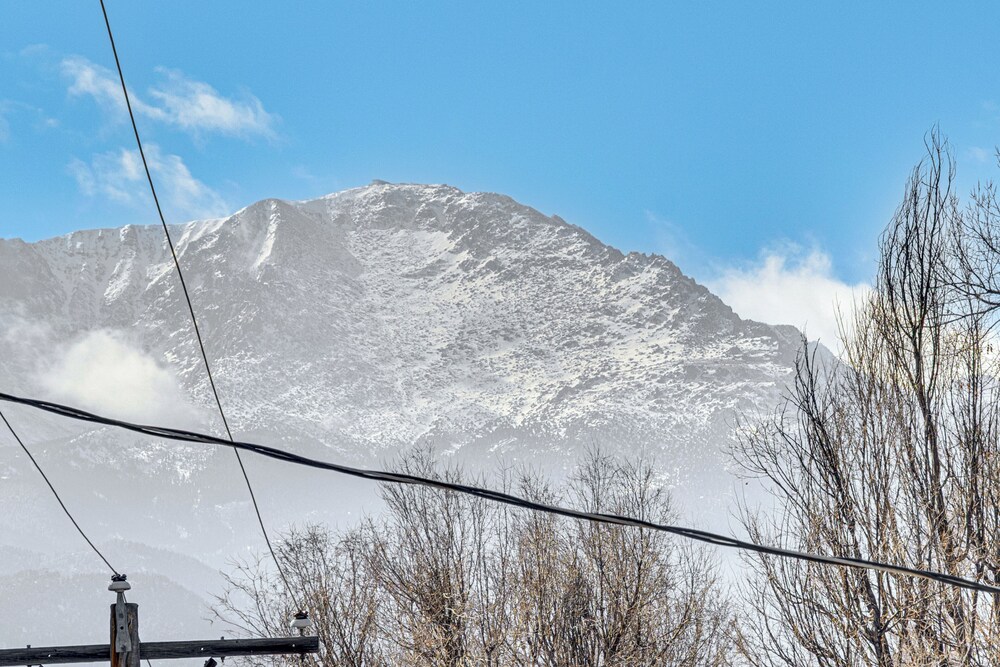 2 Mi to Downtown Colorado Springs: Apt w/ Grill!