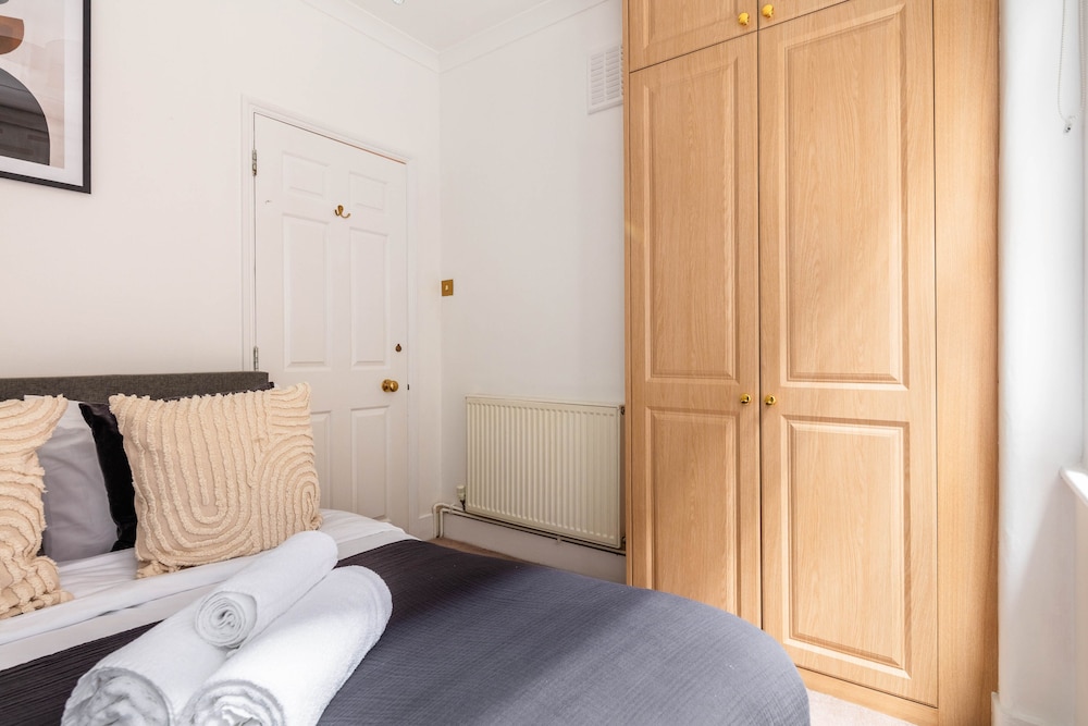 Stylish 3BR 2BA in Mayfair by Hyde Park