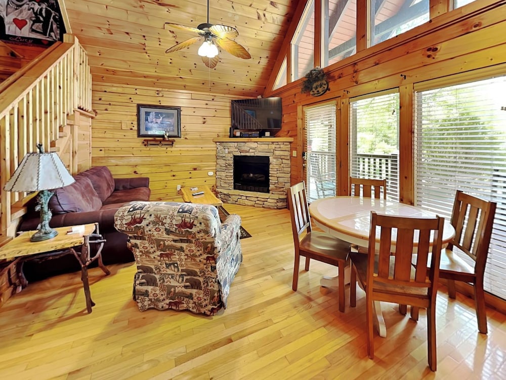 Hugs 'N Kisses by Jackson Mountain Rentals