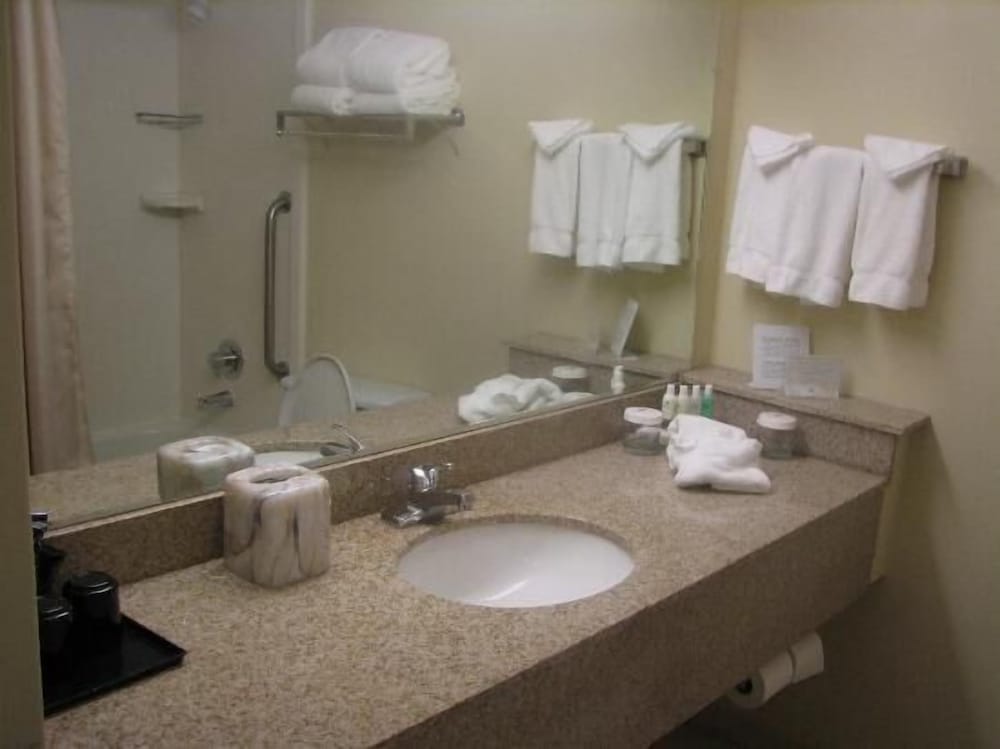 Richmond Vacations - Akaza Hotel Richmond - Property Image 8