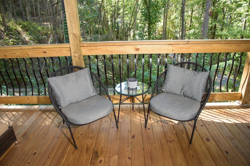 Whispering Waters 1 Bedroom Cabin by RedAwning