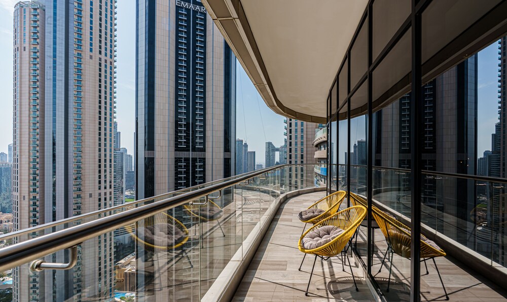 Downtown Dubai | Walk to Dubai Mall + Burj Views