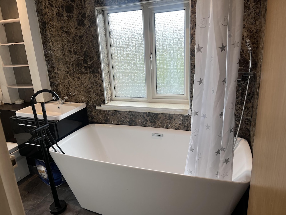 Captivating 4-bed House in Wakefield