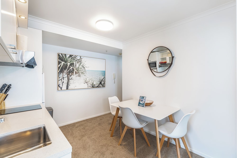 Central 3BR Full Kitchen & Amenities Zodiak Stays