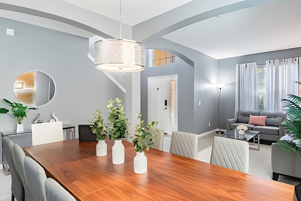 Solterra 6br, 4 Ensuites, Pool & Game Room