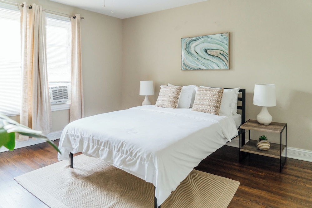 Homey 2BR - Central Charming