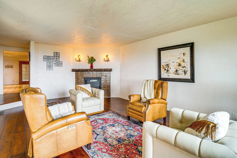 4 Mi to River: Umpqua Valley Villa w/ Fire Pit!