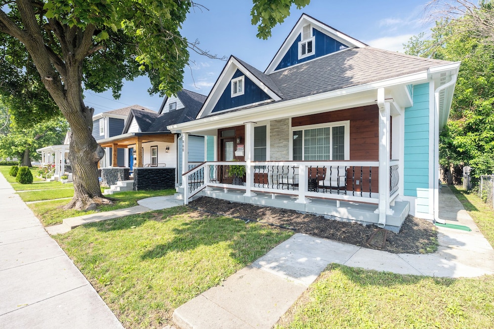 Spacious 5-Bedroom Blue Bungalow